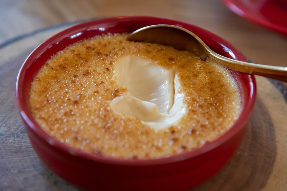 Crème brûlée à la crème vanillée, recouverte d'une fine croûte de sucre caramélisé délicatement craquante, un grand classique de la pâtisserie française.