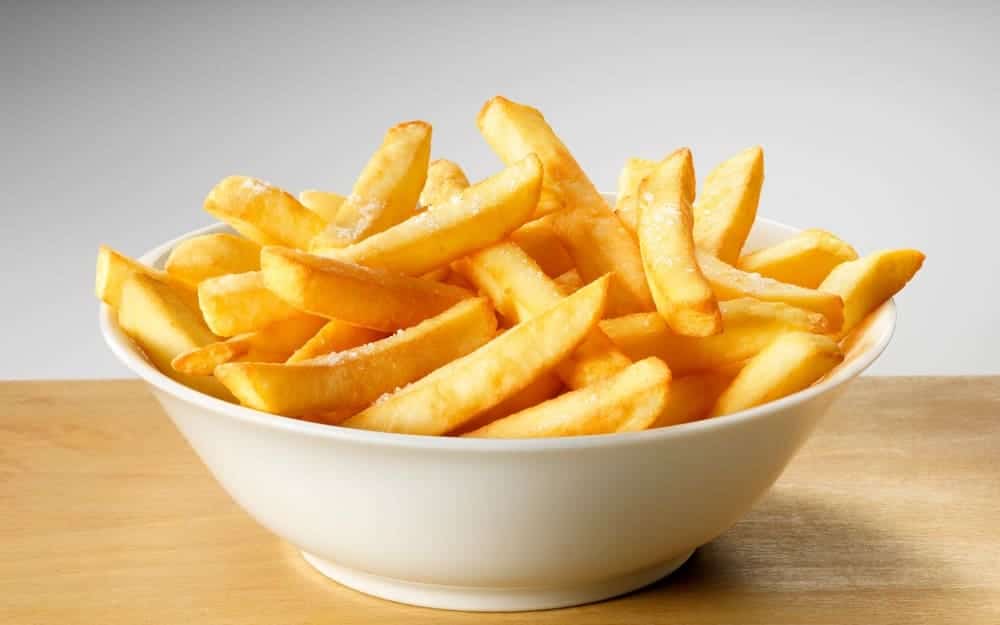 Frites classiques dorées et croustillantes servies dans un plat