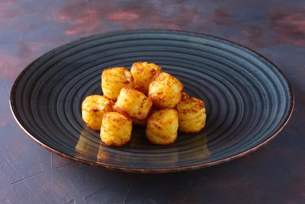 Plat de pommes dauphine dorées et croustillantes, moelleuses à l’intérieur