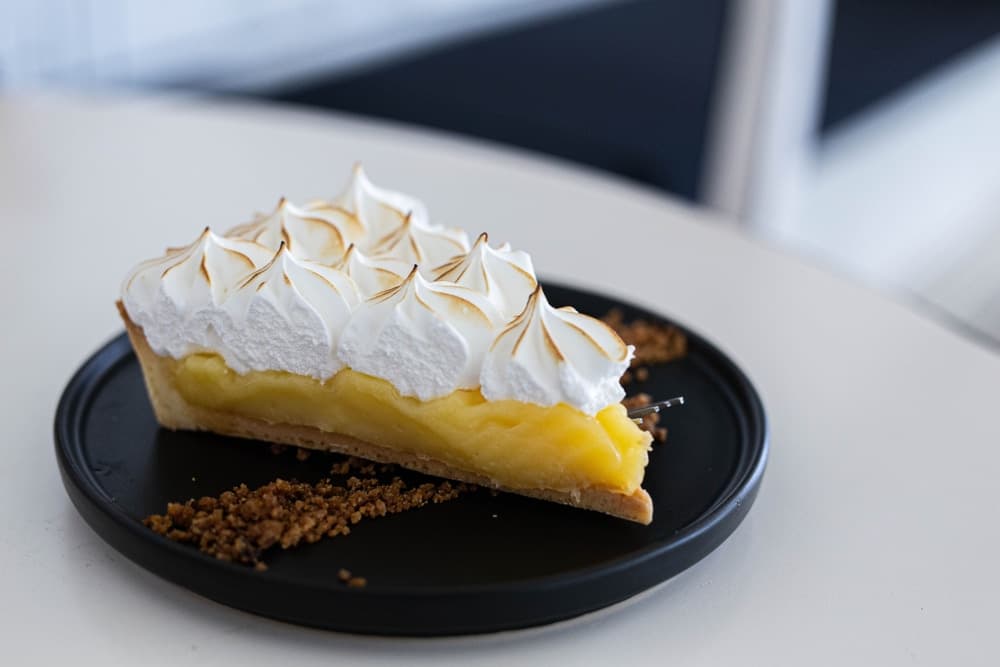Tarte au citron recouverte d’une généreuse meringue dorée.