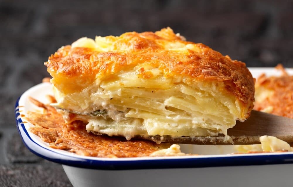 Part de gratin dauphinois fondant et crémeux, délicatement gratinée au four