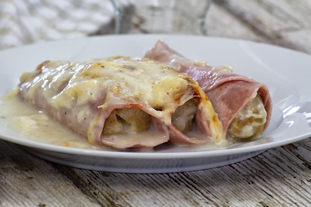 Assiette d'endives au jambon à la béchamel crémeuse, gratinées à l'emmental