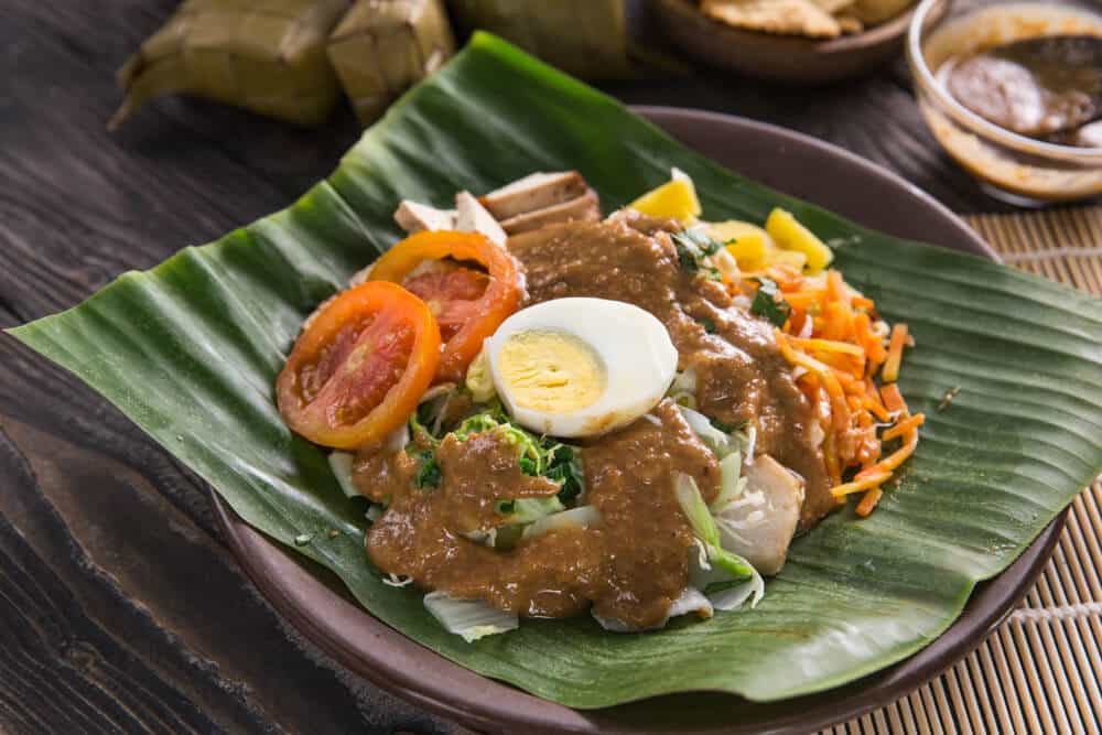 Plat de Gado-Gado avec sauce aux cacahuètes onctueuse, crudités et œuf