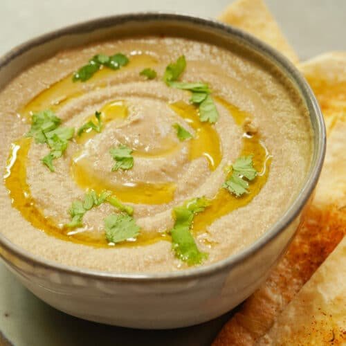 Baba ganoush servi dans un bol avec de l'huile d'olive.