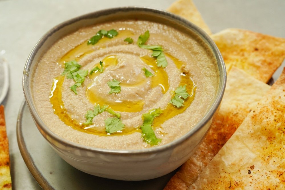 Baba ganoush servi dans un bol avec de l'huile d'olive.