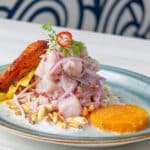 Ceviche servi dans une assiette accompagne de patate douce.