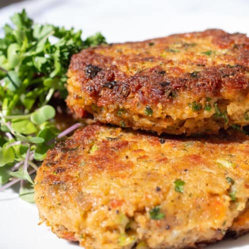 Crab cake dans une assiette accompagné de salade.