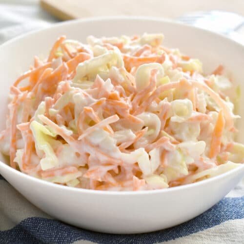 Salade coleslaw dans un bol