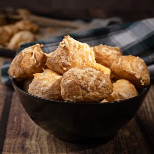 Gougères au fromage servis dans un bol.