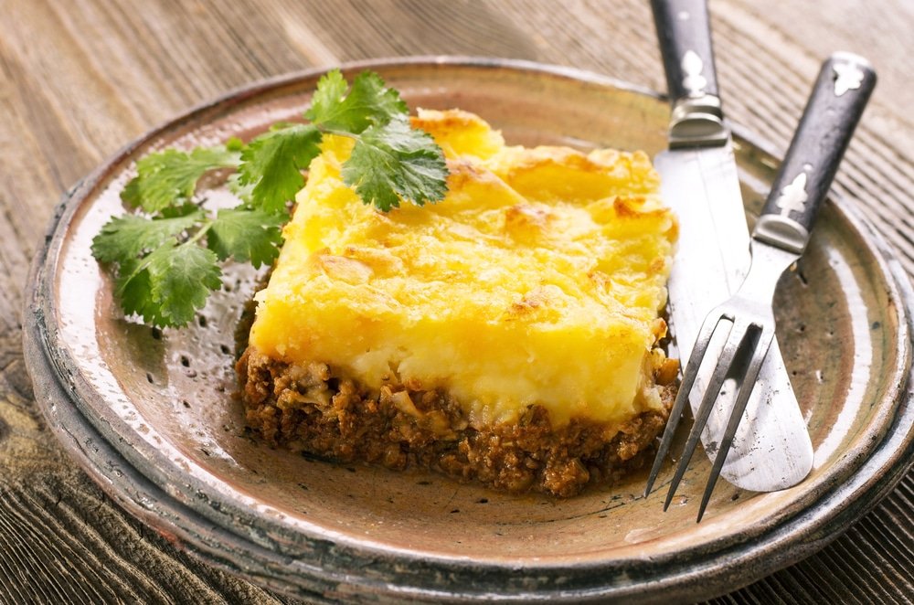 Parmentier servi dans une assiette accompagné de salade.