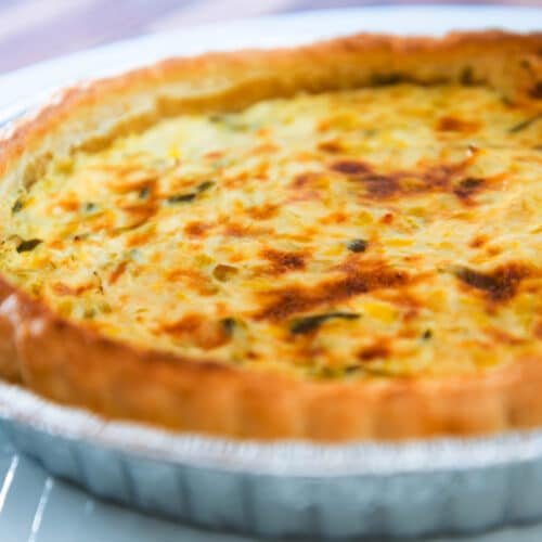 Quiche aux poireaux dans un plat