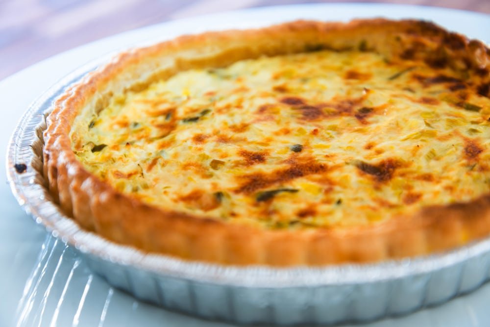 Quiche aux poireaux dans un plat