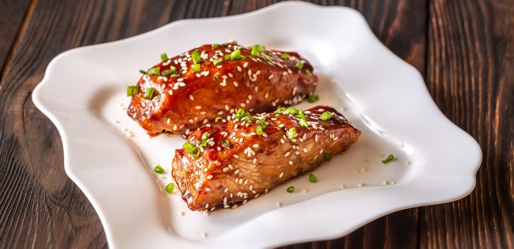 Deux pavés de saumon enrobés de sauce teriyaki.