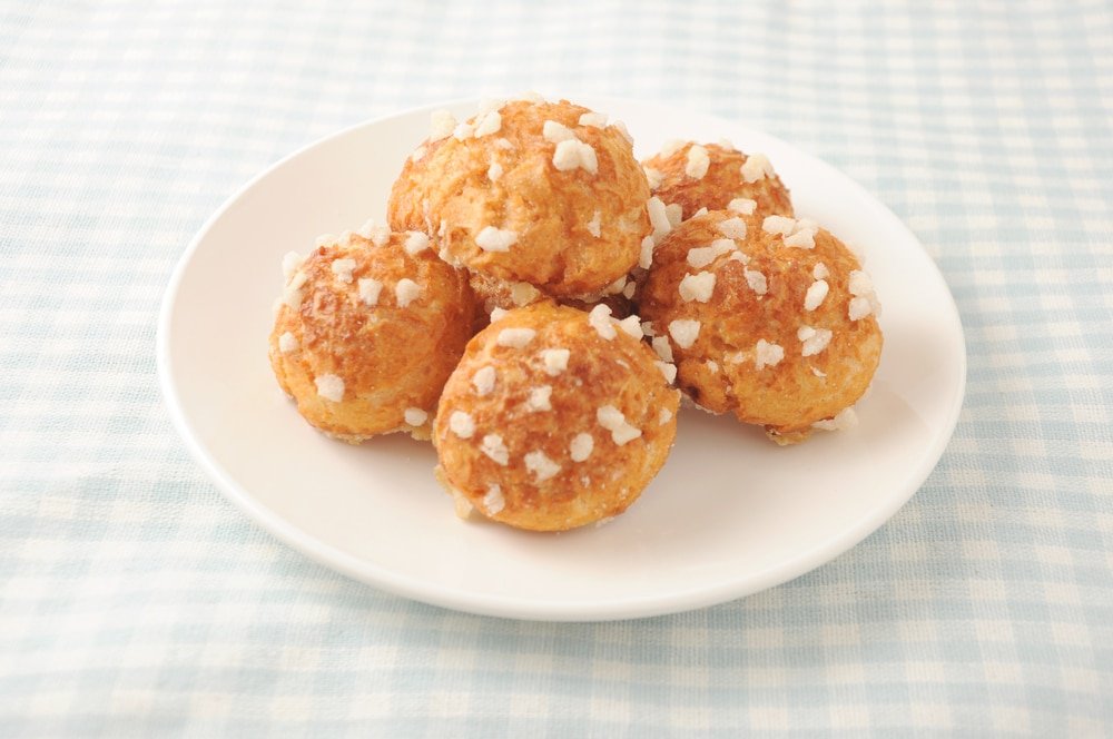 Chouquettes servies sur une assiette.