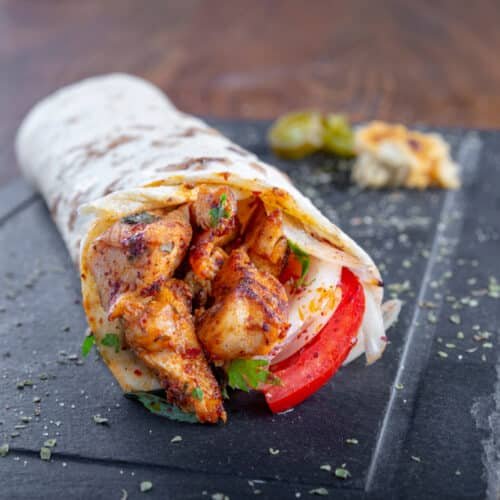 Shawarma au poulet sur une assiette.