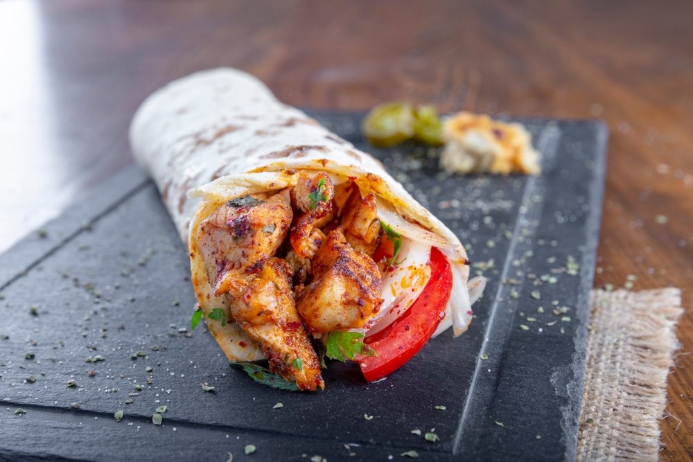 Shawarma au poulet sur une assiette.