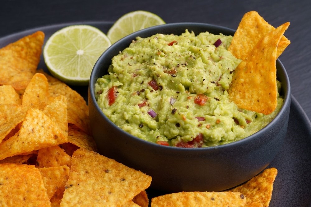 Guacamole accompagné de chips de maïs.