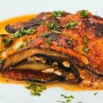 Parmigiana servi sur une assiette
