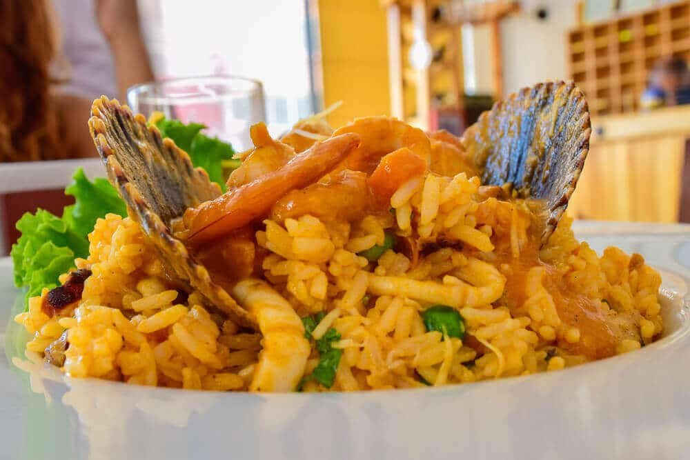 Arroz con mariscos péruvien servi dans une assiette.