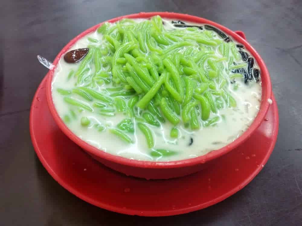 Dessert indonésien es cendol servi dans un bol rouge