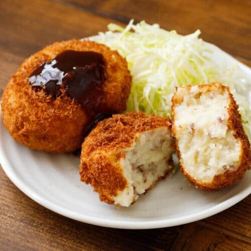 Korokke japonais accompagné de sauce tonkatsu et de chou