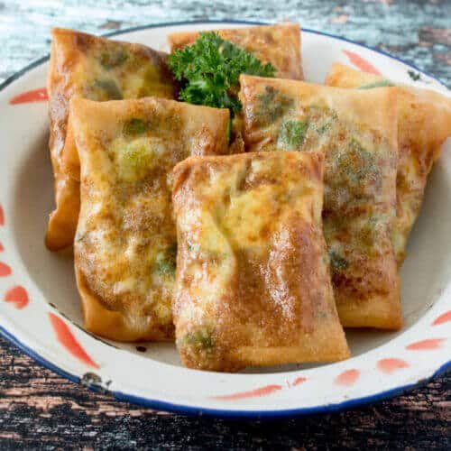 6 martabak telur servis dans une assiette