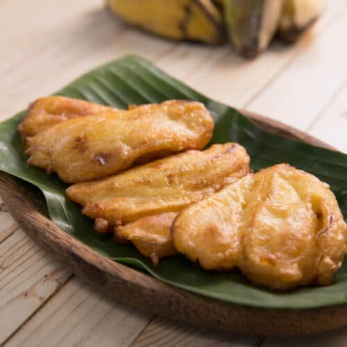 Pisang goreng indonésiens sur une feuille de bananier.