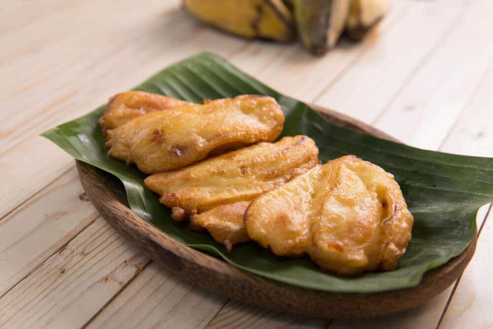 Pisang goreng indonésiens sur une feuille de bananier.