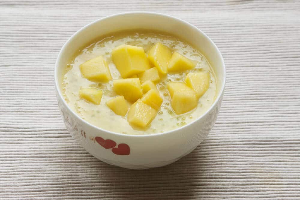 Dessert sago à la mangue servi dans un bol