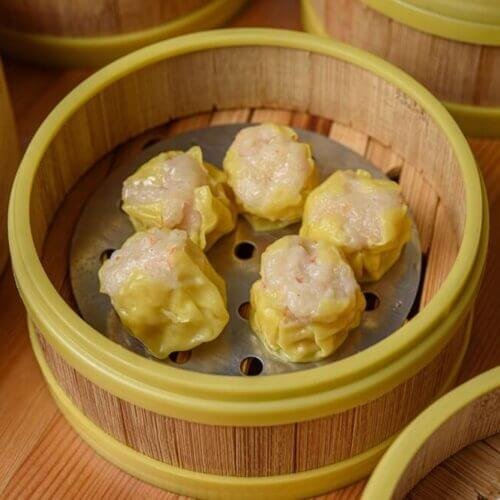 5 siu mai aux crevettes dans un cuiseur à vapeur en bambou