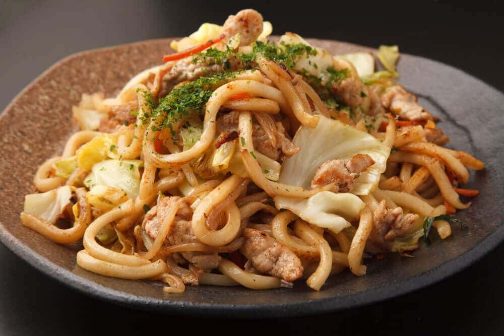 Plat de yaki udon japonais