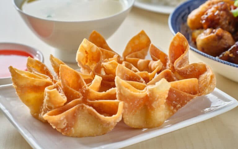Wonton frits chinois aux crevettes sur une assiette