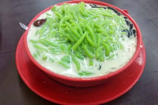 Dessert indonésien es cendol servi dans un bol rouge