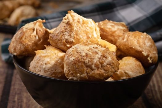 Gougères au fromage servis dans un bol.