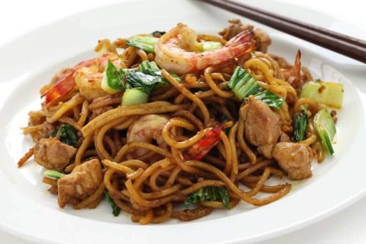 Plat de mie goreng avec des crevettes