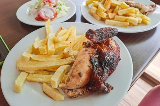 Pollo a la brasa accompagné de frites.