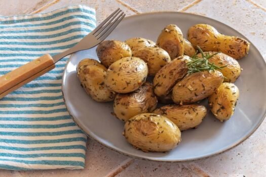 Grenaille,Potatoes,With,Garlic,And,Rosemary,In,A,Dish,On