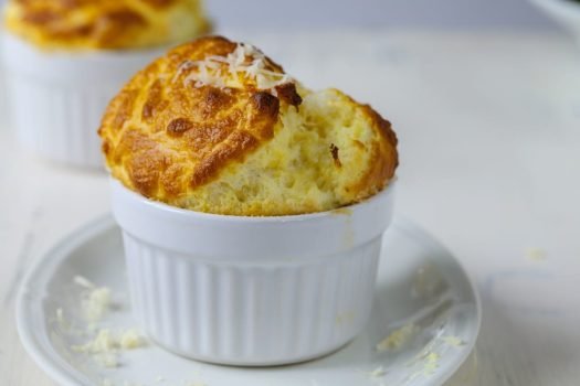 Soufflé au fromage dans un ramequin individuel.