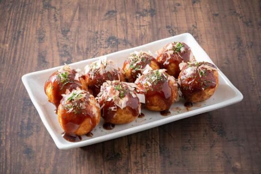 8 takoyaki japonais servis sur un plat avec de la mayonnaise japonaise et du katsuobushi