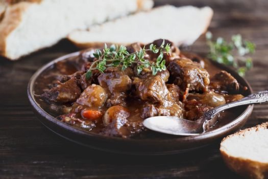 Boeuf bourguignon servi dans une assiette