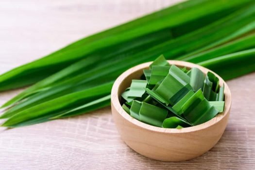 Sliced,Pandan,Leaf,In,A,Bowl,On,Wooden,Background,,Pandan